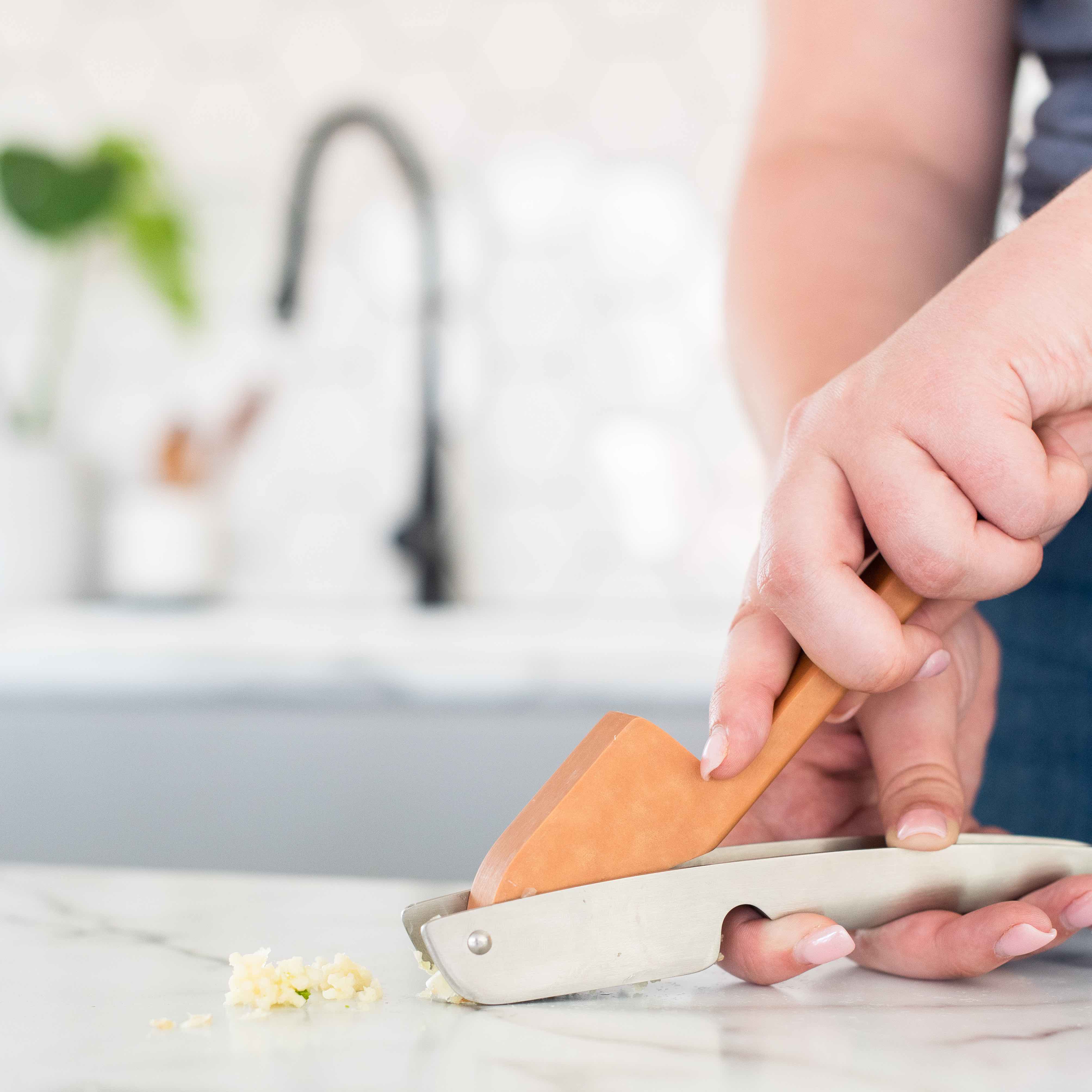 Easy-Clean Garlic Press - Image 10