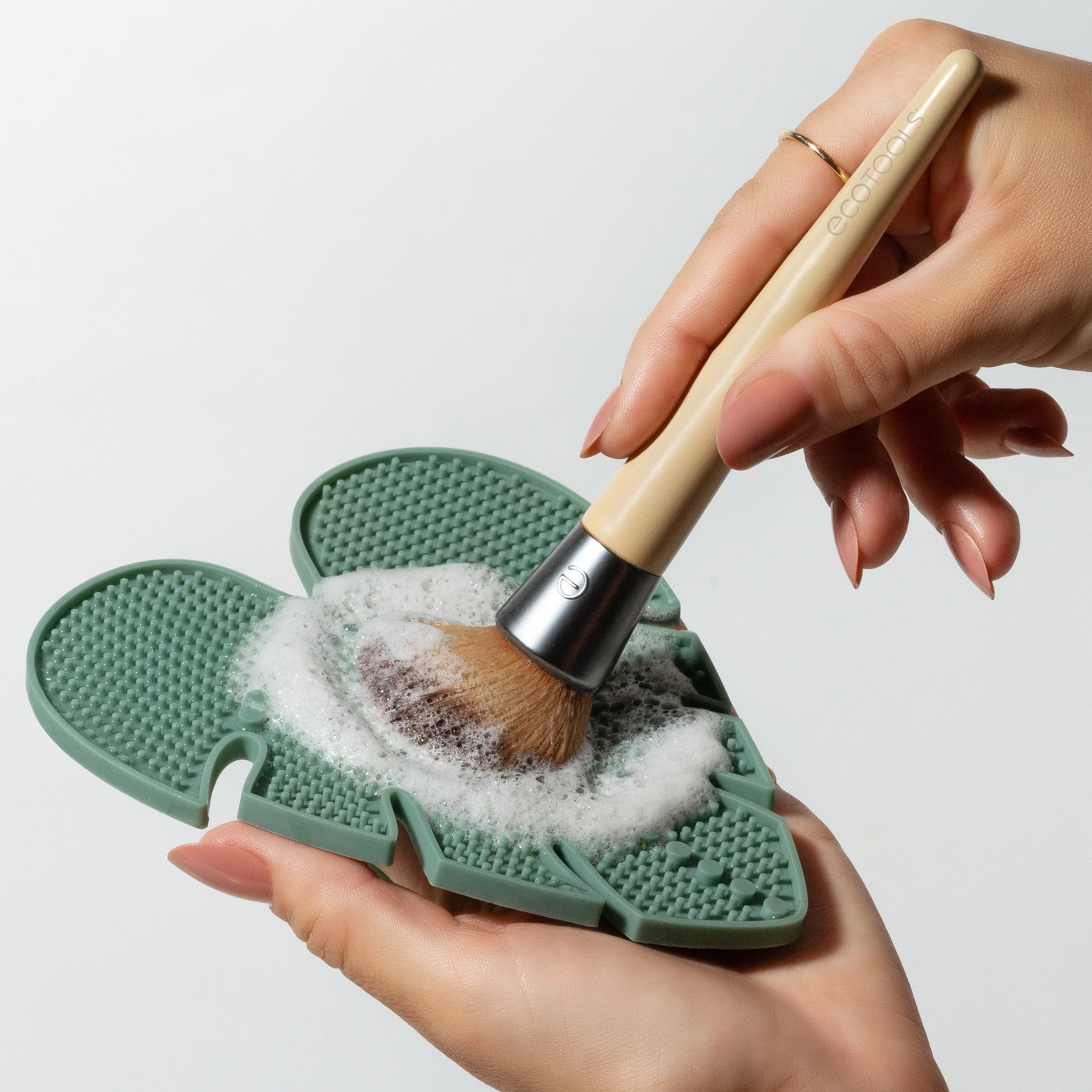 Eco Makeup Brush Cleansing Pad - Image 4