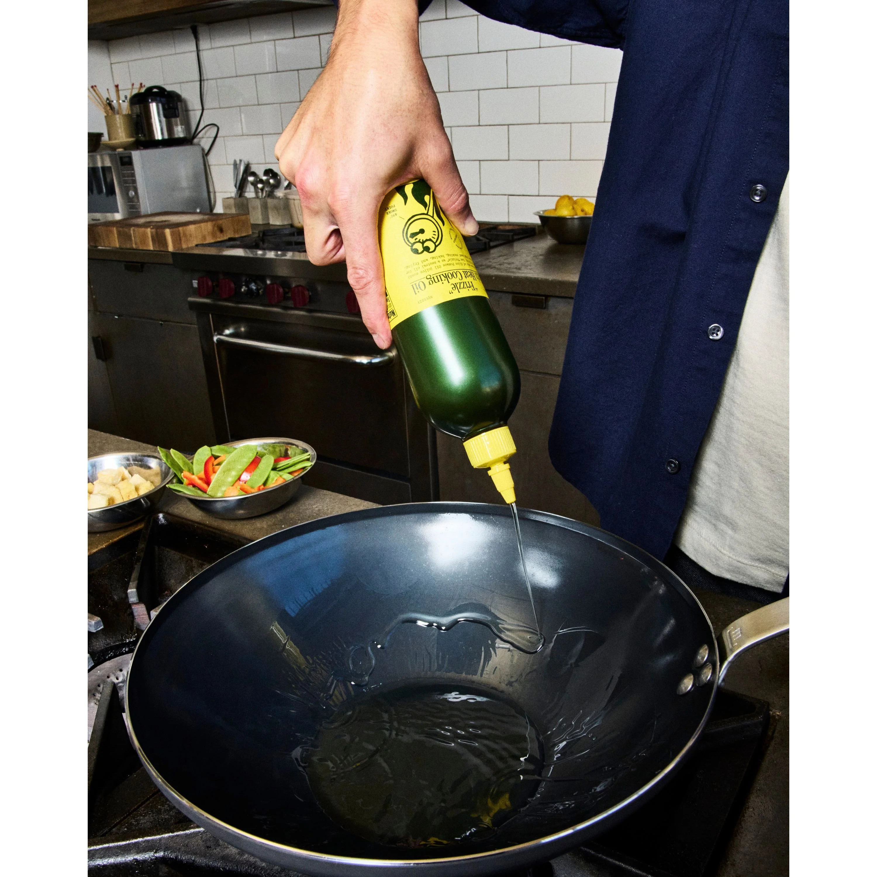 Frizzle High Heat Cooking Oil Squeeze Bottle - Image 3