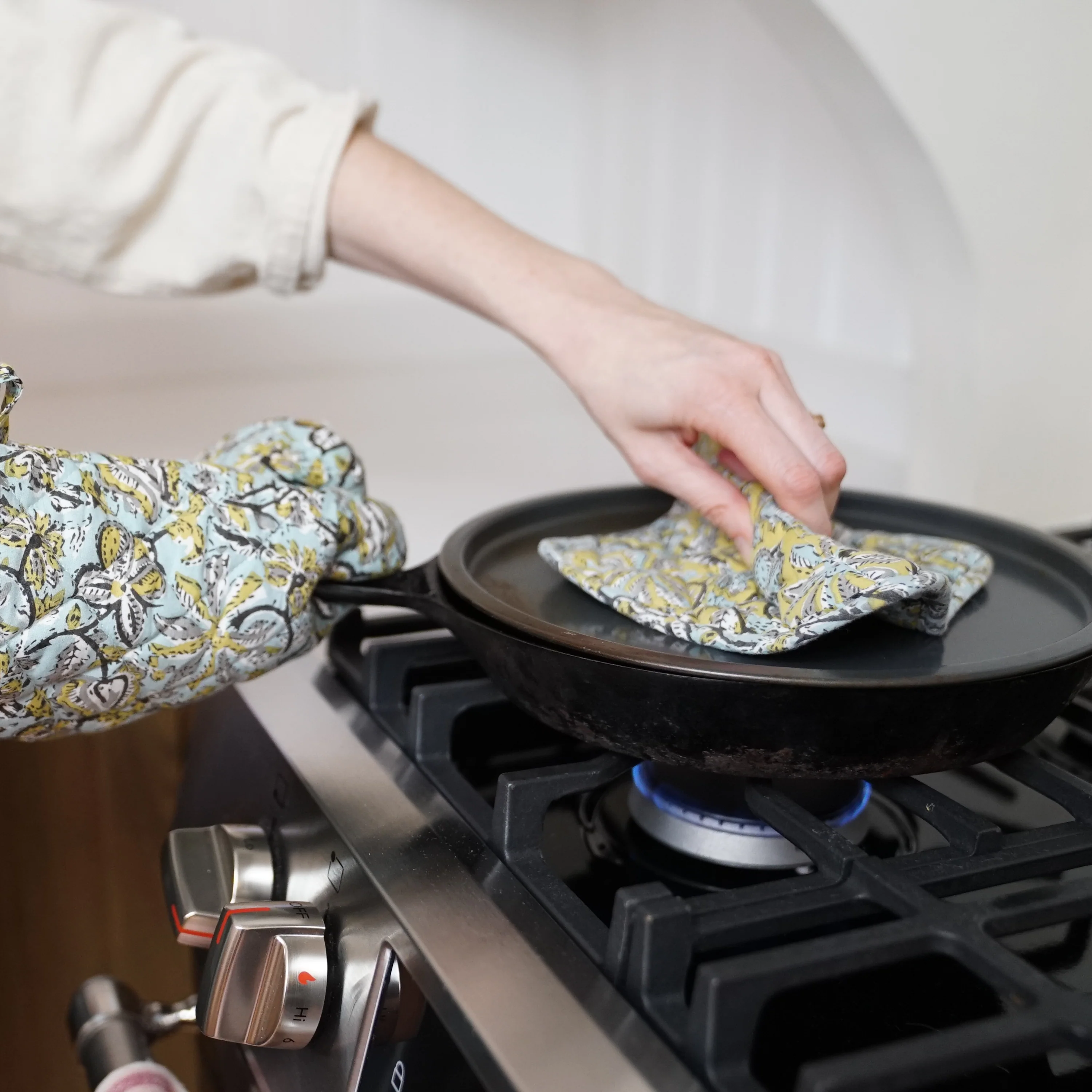 Hand Block Printed Ovenmitt And Pot Holder Set - Image 4