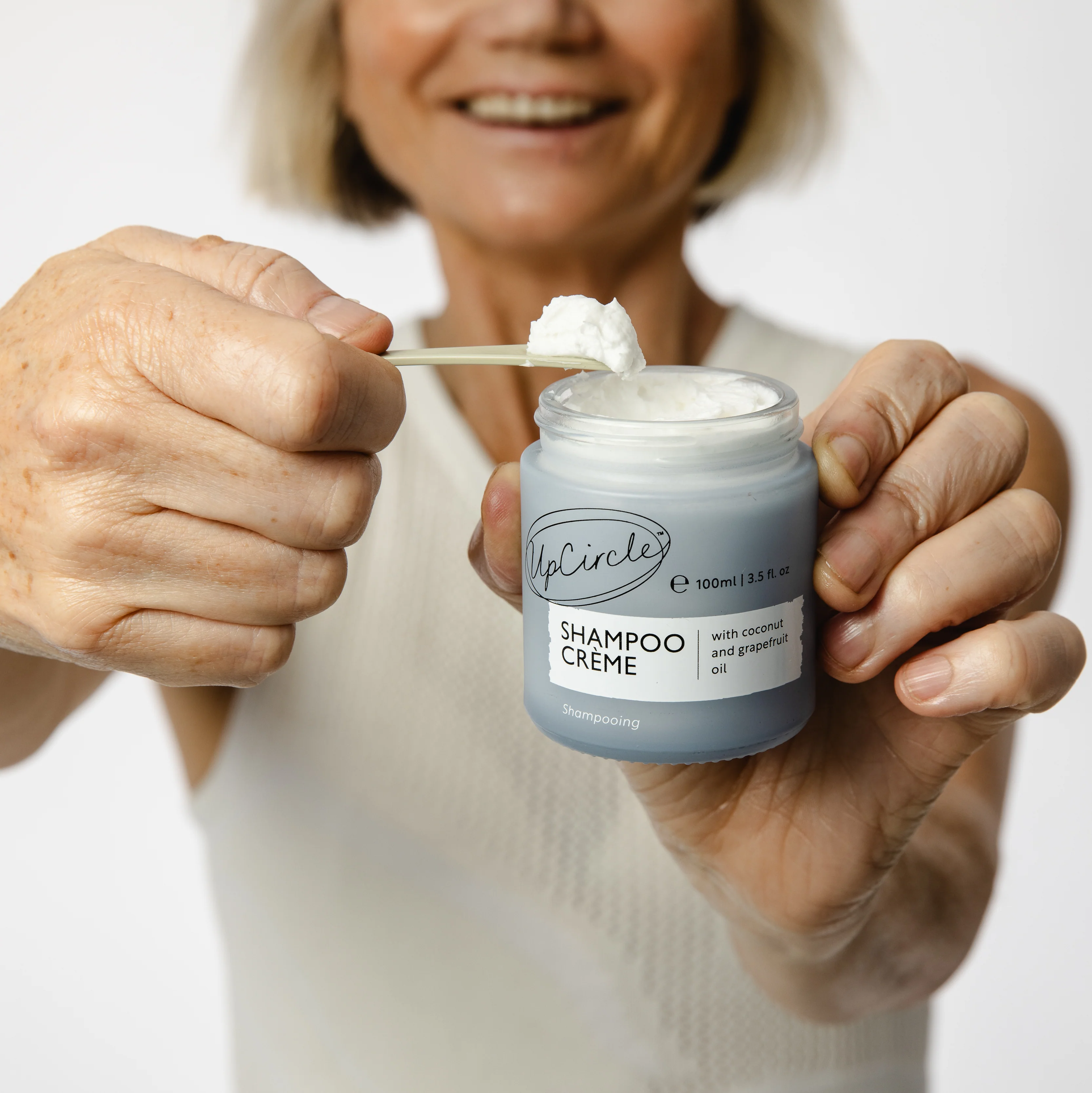 Shampoo Crème with Coconut + Grapefruit Oil - Image 4